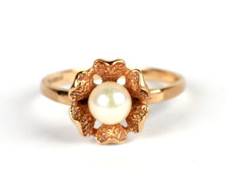 A 9ct rose gold pearl solitaire ring, approx UK size 'Q', 2.3g.