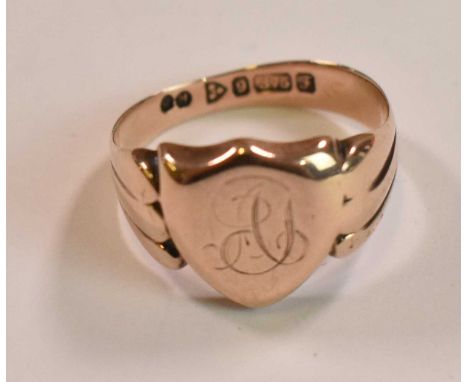 An Edwardian 9ct gold signet ring with engraved initials to the shield shaped platform, Chester 1906, size S 1/2, approx 7.5g