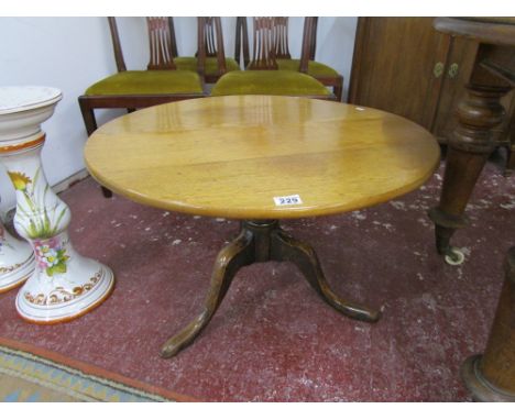 Early oak concerted tripod table