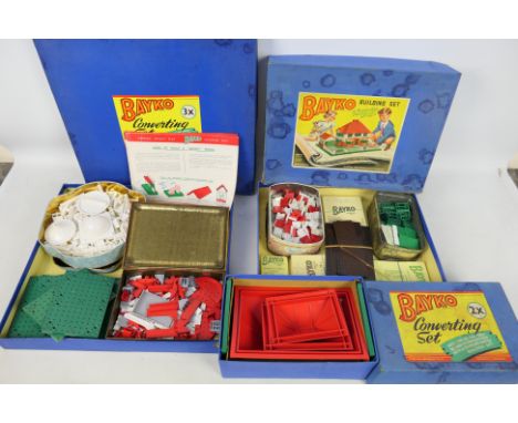 Bayko - Three boxed sets of vintage Bayko. Lot consists opf Bayko #2; #2X and #3X. Sets show signs of play and age generally 