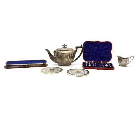 A collection of silver items, to include a silver teapot, by Lee &amp; Wigfull, Sheffield 1896, a matched cream jug, Sheffiel