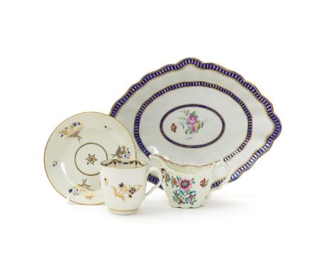 A Derby dessert dish, c.1790, painted with a small spray of flowers within three concentric bands of gilt and blue, a Worcest