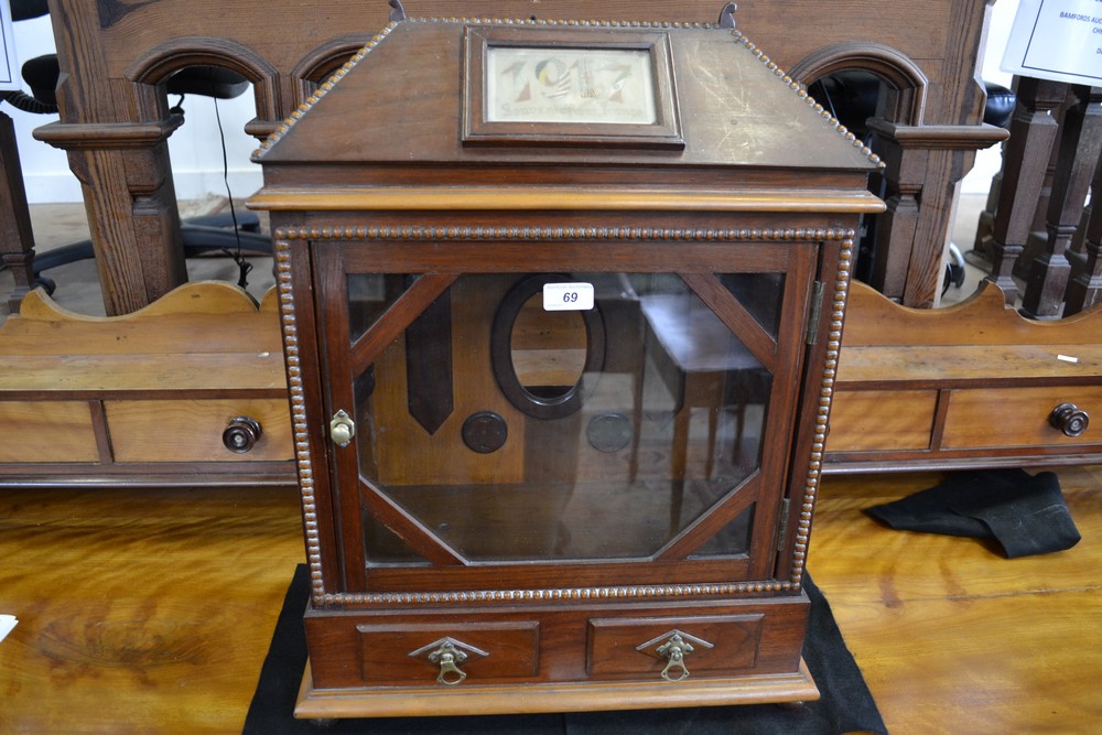 Militaria World War I an unusual mahogany memorial display made to house the medals