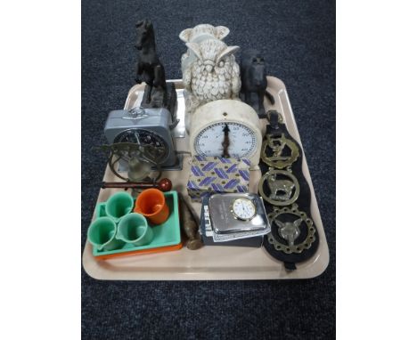 A tray of horse brasses, mid 20th century Smiths interval timer, pottery Tang horse, Veryl Seaman horse, pair of owl bookends