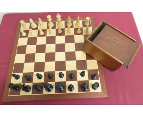 Large turned wooden and ebonized chess set, in mahogany box, on chessboard  (king H8.5cm) 