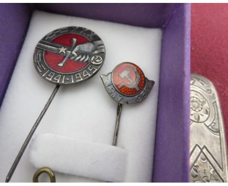 Of Russian interest: various enamel and other pin badges of Russian interest 