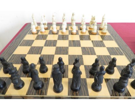 Toriart Italian Charlemagne bone and ebony style chess set on chessboard, in box (king H9cm) 