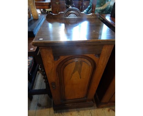An Edwardian mahogany pot cupboard with arched moulded panel to front, 41cm wide.