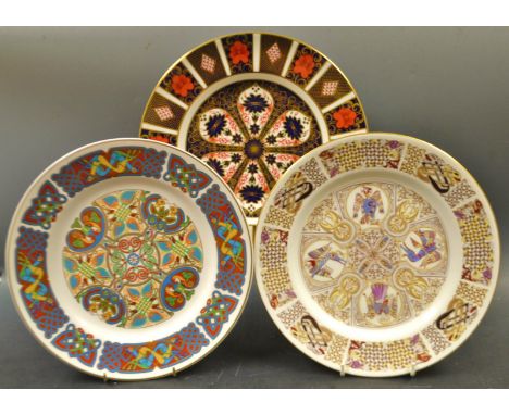 A Royal Crown Derby 1128 Imari plate, 27cm diam, second; a pair of Spode Celtic design plates (3)