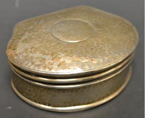 An Edwardian silver shaped dressing table trinket box, planished cover, Birmingham 1906