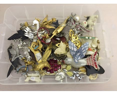 A quantity of vintage dress jewellery to inc animal brooches