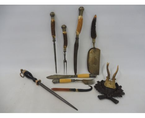 A small pair of antlers on a wooden mount, plus an assortment of mostly antler handled carving tools etc.