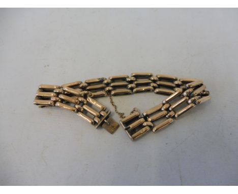 A 9ct gold gate bracelet, 13.4g.