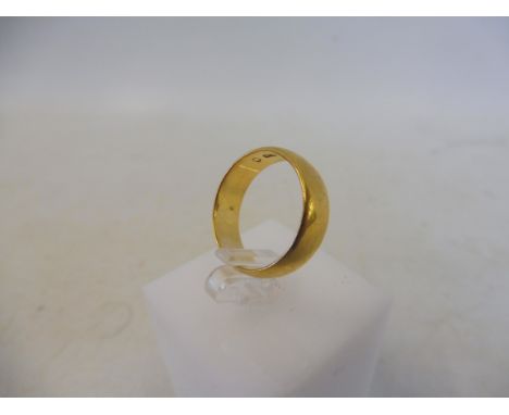 A 22ct gold wedding band, size K/M, 5.5g.