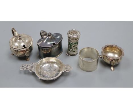 A silver tea strainer, a silver serviette ring and five various silver condiments, 8.95oz (excluding liners) (7)