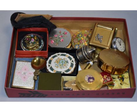 A mixed lot of vintage powder compacts including Stratton and musical compact, lip stick holders, pill box and similar.