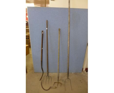 Assorted vintage gardening tools 