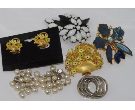 Vintage brooch and earring set together with two other brooches, a scarf clip and earrings