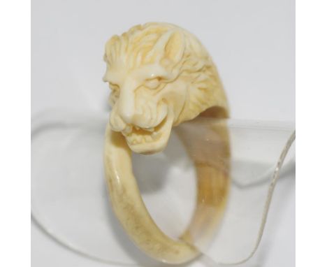 Antique ivory ring in the form of a lion size: J-K/5