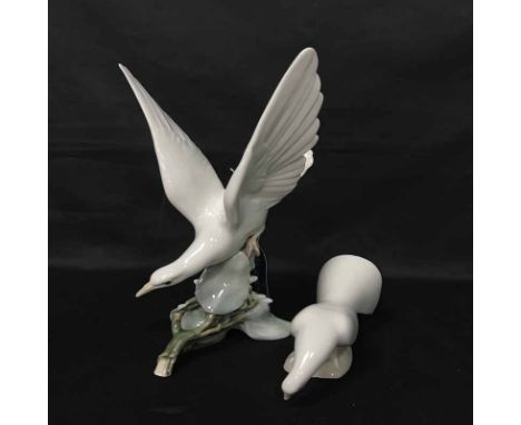 TWO LLADRO TURTLE DOVES and two Nao doves (4)