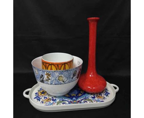 LOT OF FOUR LATE 20TH CENTURY CERAMICS including Wedgwood, Poole etc