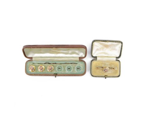 Coldstream Guards, sweetheart brooch, with a related three buttons, 18 ct. gold, with split-ring fittings for wear, in origin
