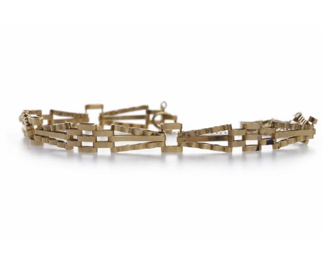 NINE CARAT GOLD GATE LINK BRACELETwith tapered fan shaped sections and heart shaped padlock clasp, 5.5g