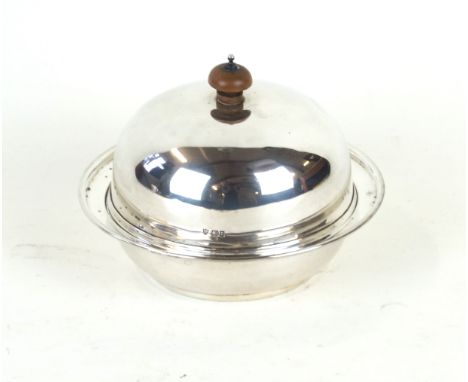 An Edward VII hallmarked silver muffin dish and coverOf plain form, with internal detachable tray, by Maxfield & Sons Ltd, Sh