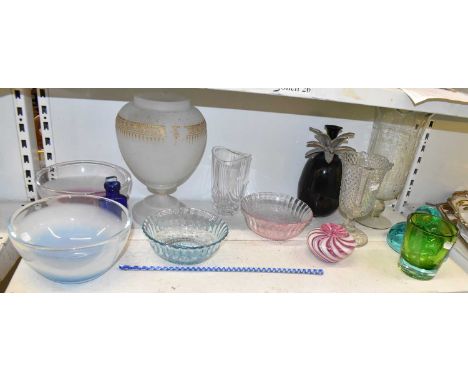 A shelf of clear and coloured glassware including Art Glass bowls, etc (14). Location: Shelf 27.