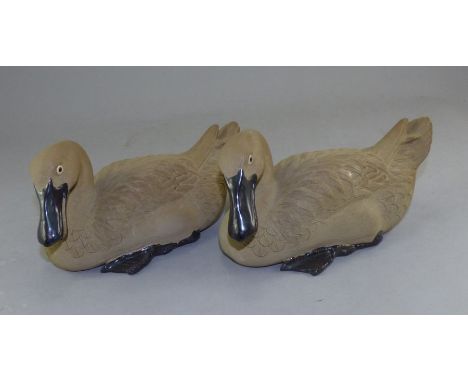 Two ceramic ducks. 10 cm tall, 21 cm long. (2)Condition good 