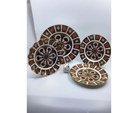 Royal Crown Derby Imari 1128 plates to include a larger plate 27cms, two 21.5cms diameter plates, a 21.5 cms diameter plate w