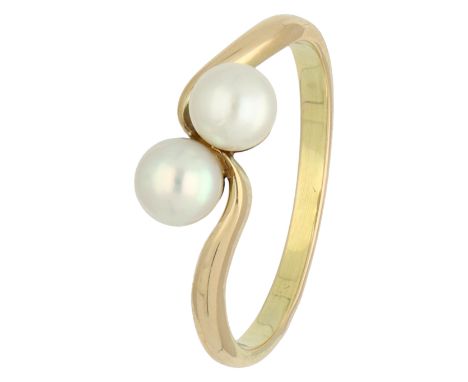 14K Yellow gold Toi &amp; Moi ring with cultivé pearls. Set with two cultivé pearls of approx. Ø 4.60 mm, one of which is hig