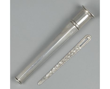 Needle case, Netherlands, late 18th / early 19th century, silver. Hexagonal sleek needle case with round screw cap. Includes 