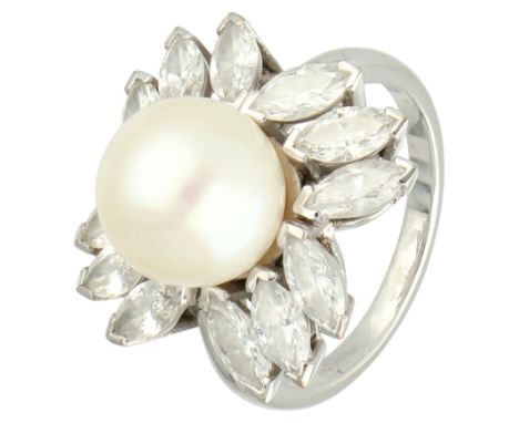 18K White gold entourage ring set with approx. 1.8 ct diamond and cultivé pearl. Set with 12 marquise-cut diamonds totalling 