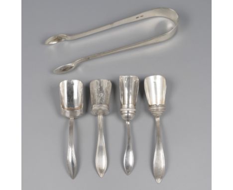 Empire sugar scoops &amp; sugar tongs, Amsterdam 1809-1833, silver. Very nice lot consisting of four sugar scoops in the shap