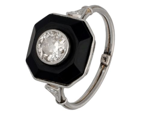Old European cut diamond of approx. 0.52 ct (5.41 x 5.46 x 2.79 mm, P/I-J) set in an octagonal plaque onyx. Two accent diamon