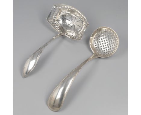Scattering spoons (2), Jan Anthonis de Haas 1818 / wid. of Adrianus Kuijlenburg 1887, silver. Beautiful lot of two sugar spri