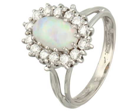 18K White gold entourage ring with natural opal 0.42 ct diamond Set with cabochon-cut natural opal (approx. 7.23 x 6.61 x 3.4