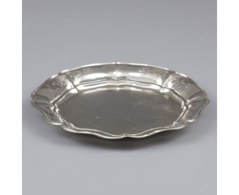 Saucer for biscuit box, J.M. van Kempen & Zonen, Voorschoten 1858, silver. Beautiful model with lobed shapes and engraved Bie