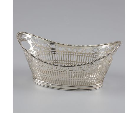 Candy basket silver. Beautiful model with partly openwork sides and with pearl edge decoration and fillet edges. The Netherla