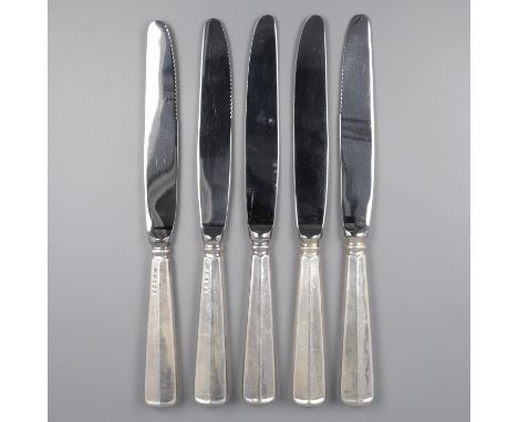 Dinner knives ''Haags Lofje'' (6), M.J. Gerritsen, Zeist 1978-1979, silver. Six dinner knives in the Haags Lofje model. The h