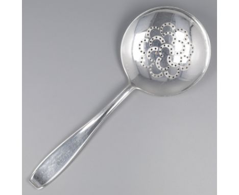 Fruit scoop, Wolfers Frères, Brussels 1st half 20th century, silver. Art-Deco fruit scoop with stylized openwork round scoop.