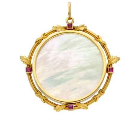 18K Yellow gold pendant with mother of pearl and synthetic ruby In a rim set with four synthetic rubies and decorated with oa