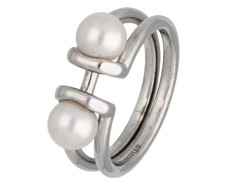 Tiffany &amp; Co Sterling silver ring with two cultivé pearls Set with two round cultivé pearls of approx. Ø 6.5 mm. In good 