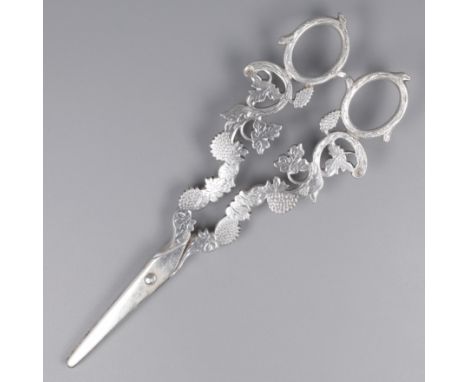 Grape scissors silver. Beautiful, heavy and completely silver model grape scissors with engraved grape vine decor. Netherland