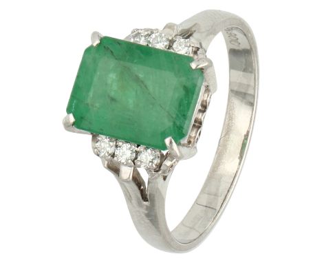 Platinum entourage ring set with emerald and diamonds. Set with an cut emerald of approx. 2.47 ct (10.29 x 7.77 x 4.46 mm) an
