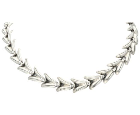 Hermann Siersbøl Sterling silver necklace From the hand of Danish designer Hermann Siersbøl (1924-1964) a V-shaped link neckl