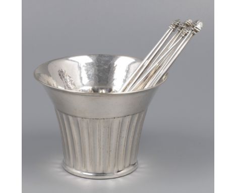 Spoon vase with coffee spoons (13), R. Citroen / J.M. Visser, Netherlands 20th century, silver. A spoon vase with chased vert