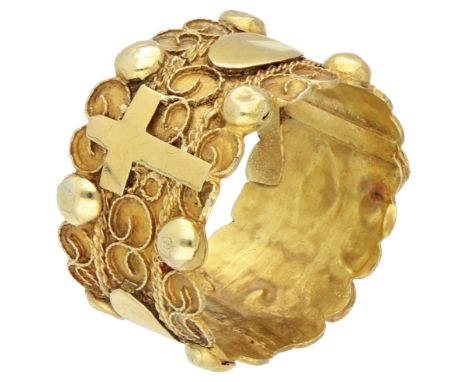 14K Yellow gold regional costume 'Dop' ring So-called 19th century catholic 'Dop' ring from Zeeland (Netherlands) decorated w