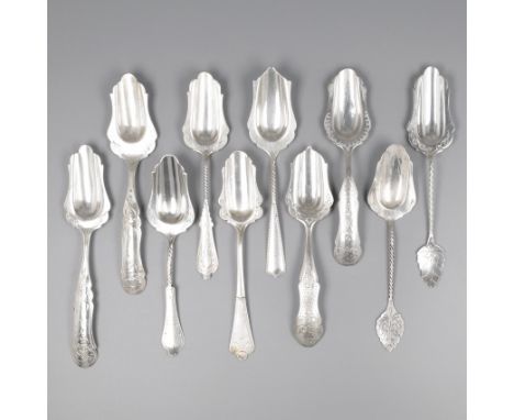Sugar scoops (10), Netherlands 19th and 20th century, silver. Beautiful lot of 10 various sugar scoops. Decorated, among othe